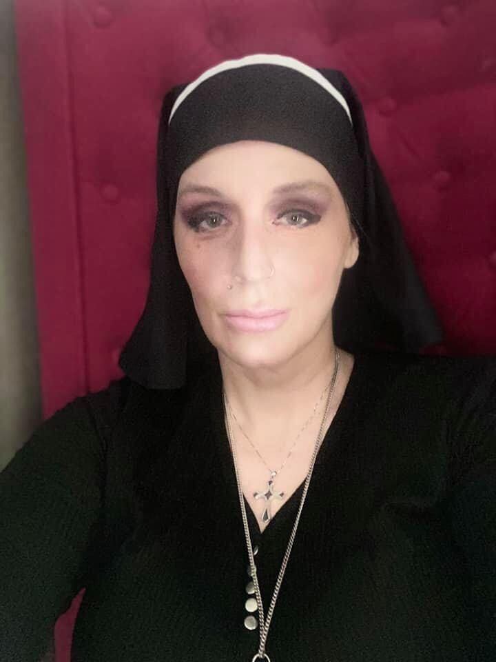 Keeyah Lynn, de 46 años, es una canadiense que dejó su vida de bruja blanca para convertirse en una religiosa católica, además, desde hace varios años ayuda al padre Platón Angelakis en sus exorcismos y en el duro trabajo de mantener en su encierro a la muñeca Annabelle.