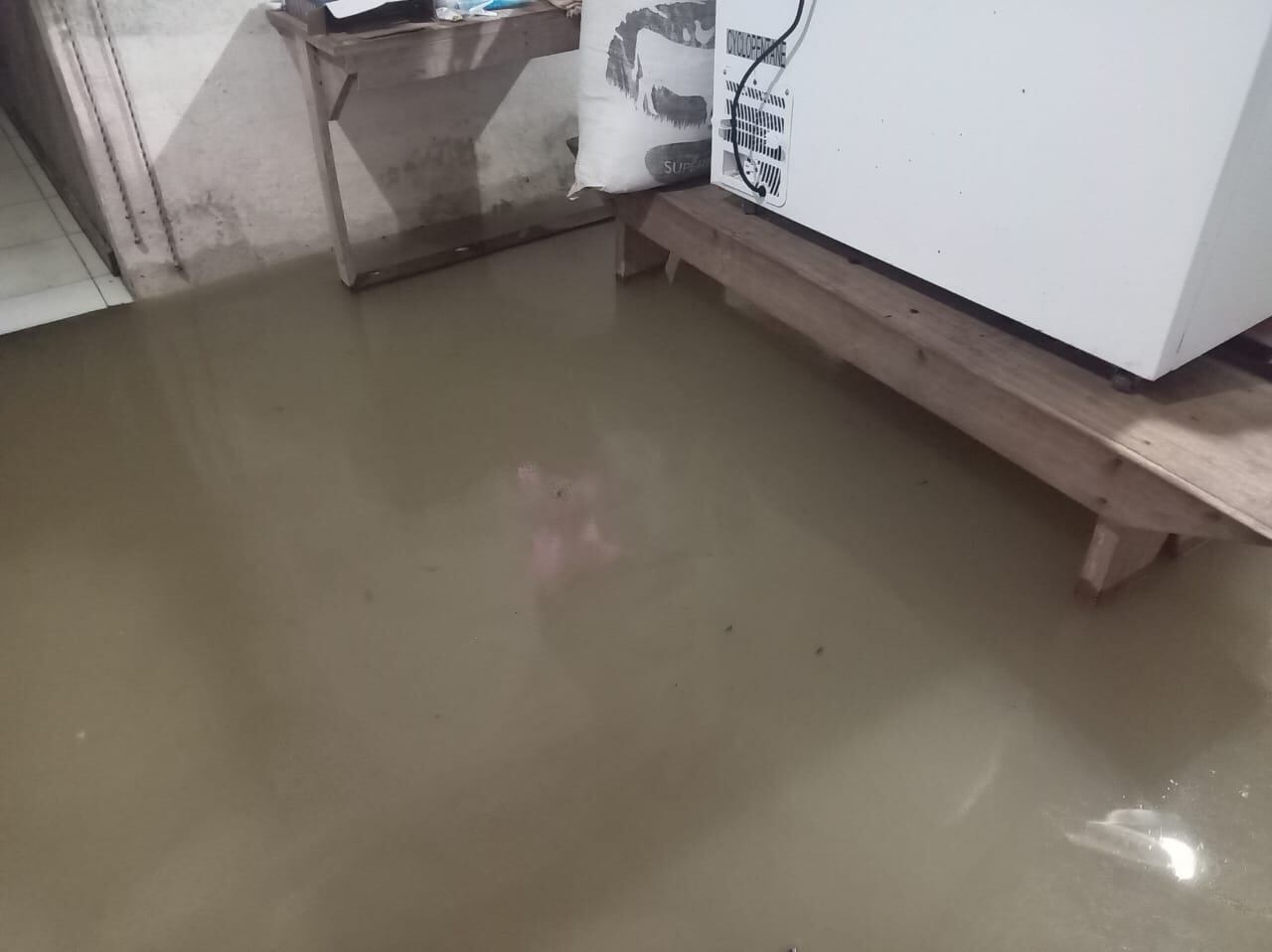 Dora Vanegas revisa el nivel del río Sarapiquí durante la noche.