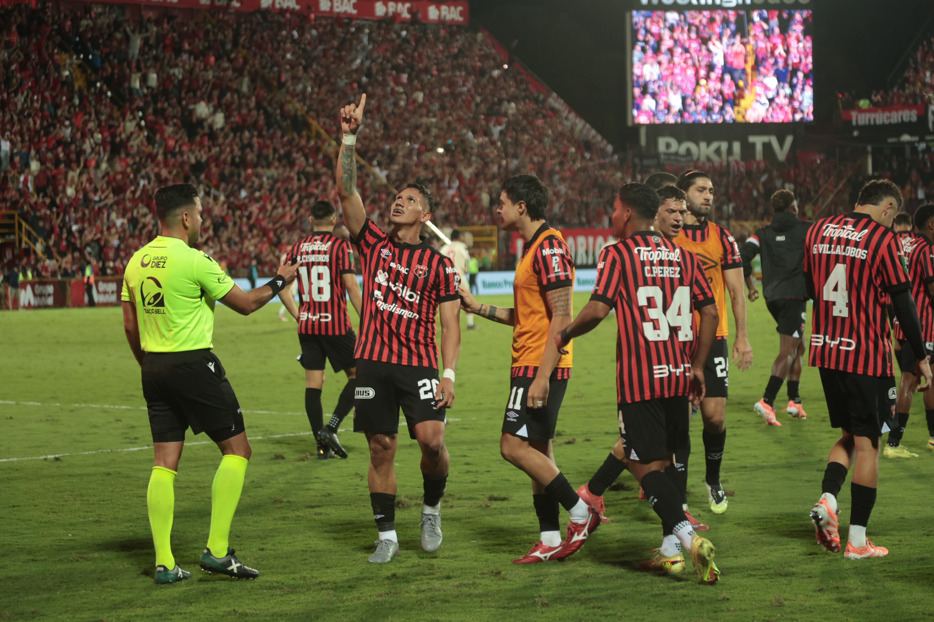 20/12/2025/ partido de ida entre Liga Deportiva Alajuelense vs Saprissa por el partido de vuelta de la final del Torneo apertura de la Liga Promerica 2025 en el estadio Alejandro Morera Soto / foto John Durán