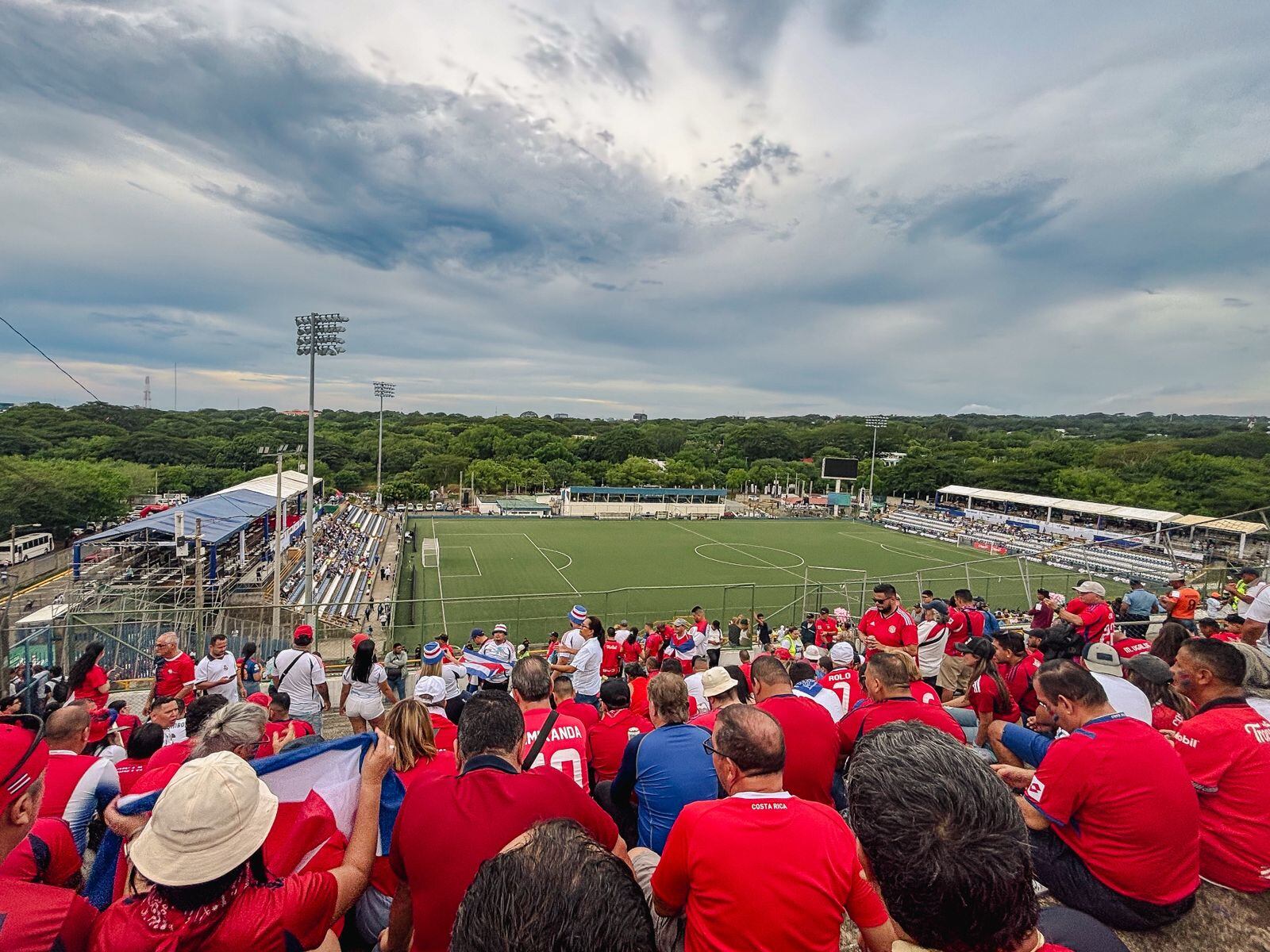 Ambiente de aficionados de Costa Rica en el Estadio Nacional de Managua en Nicaragua.