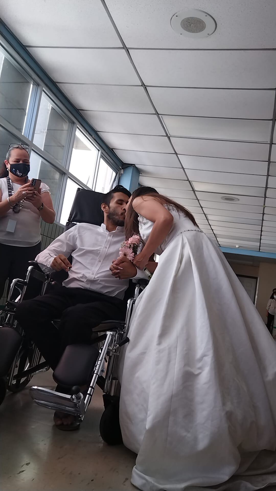 Don Luis Durán de 35 años de edad, quien escribió una linda historia de amor a principios del pasado mes de mayo al casarse en el Hospital Calderón Guardia, falleció el pasado domingo 4 de junio en Coronado, de acuerdo a lo que confirmó la familia. Se casó con Evelyn Navarro.