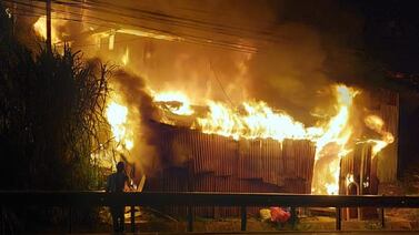 Cinco unidades de Bomberos luchan contra incendio de varias casas