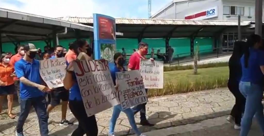 Este lunes 14 de marzo reventó tremenda bronca entre la Asociación de Concesionarios del Depósito Libre Comercial de Golfito (Acodelgo) y la Junta de Desarrollo Regional de la Zona Sur (Judesur), que es la encargada de administrar el Depósito Libre Comercial de Golfito, porque Judesur sacó a licitación 26 locales comerciales que actualmente se encuentra ocupados.