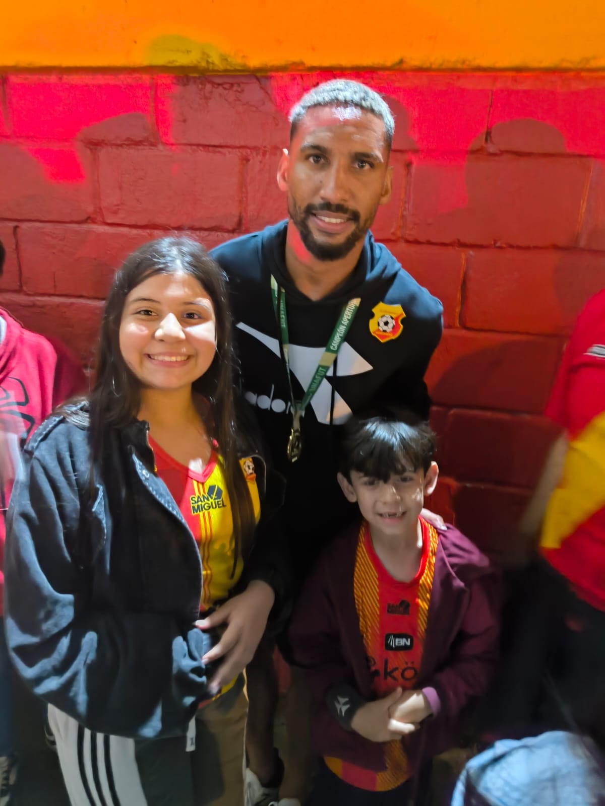 La familia va al estadio cada vez que juega Herediano.