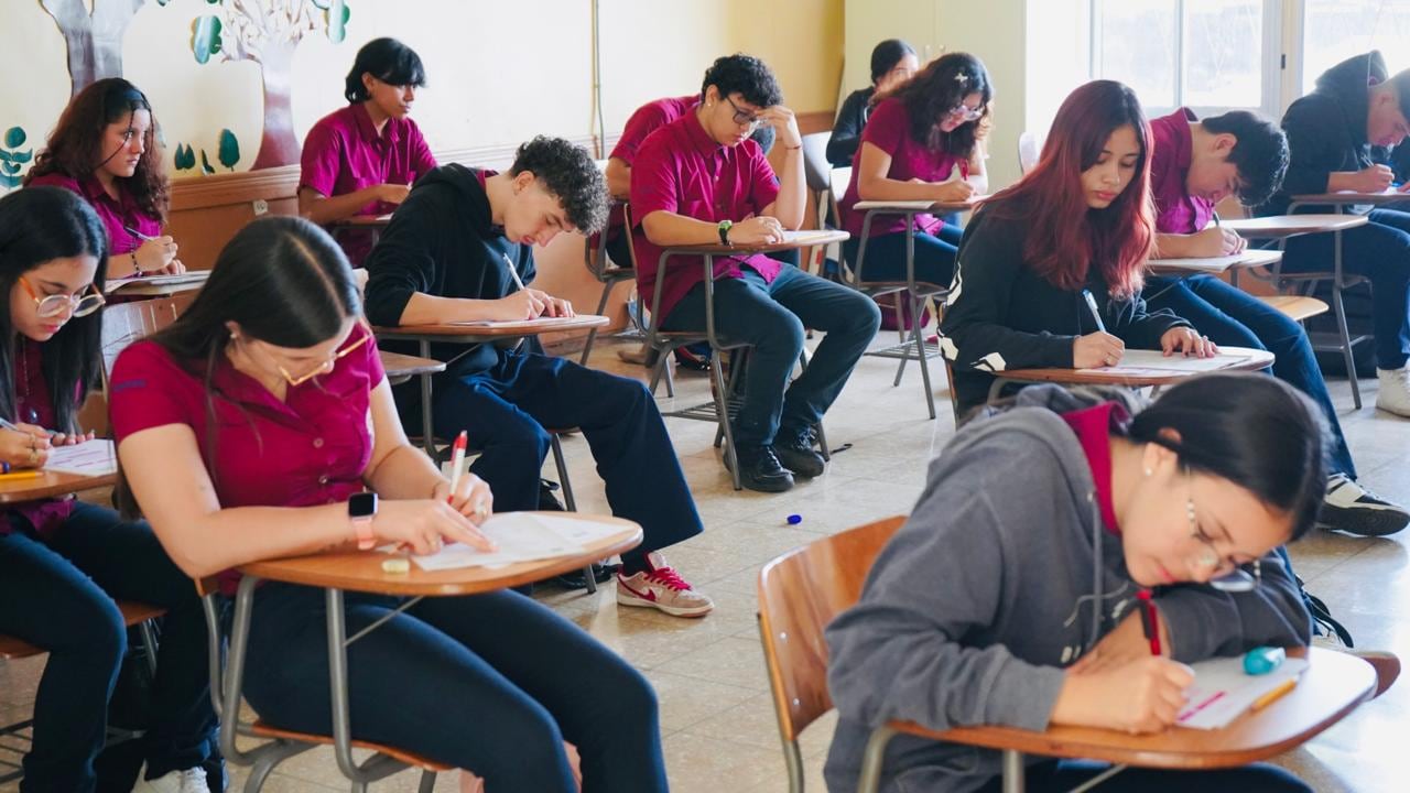 Miles de estudiantes de último año de colegio iniciaron la aplicación de la Prueba Nacional Estandarizada Sumativa este lunes 27 de octubre.