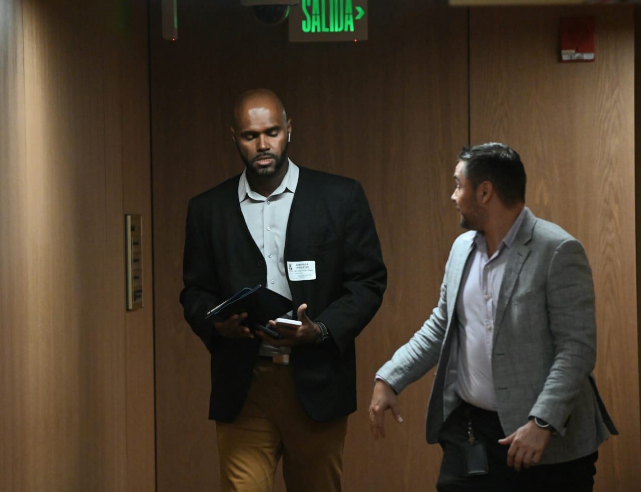 El ucraniano Remi Osman Mucondo, quien vendió servicios de "mano izquierda" a la campaña electoral del presidente Rodrigo Chaves, compareció ante la Comisión de Financiamiento de Partidos Políticos. Fotos: Albert Marín