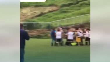 Video muestra brutal agresión de un jugador contra árbitro en Turrialba