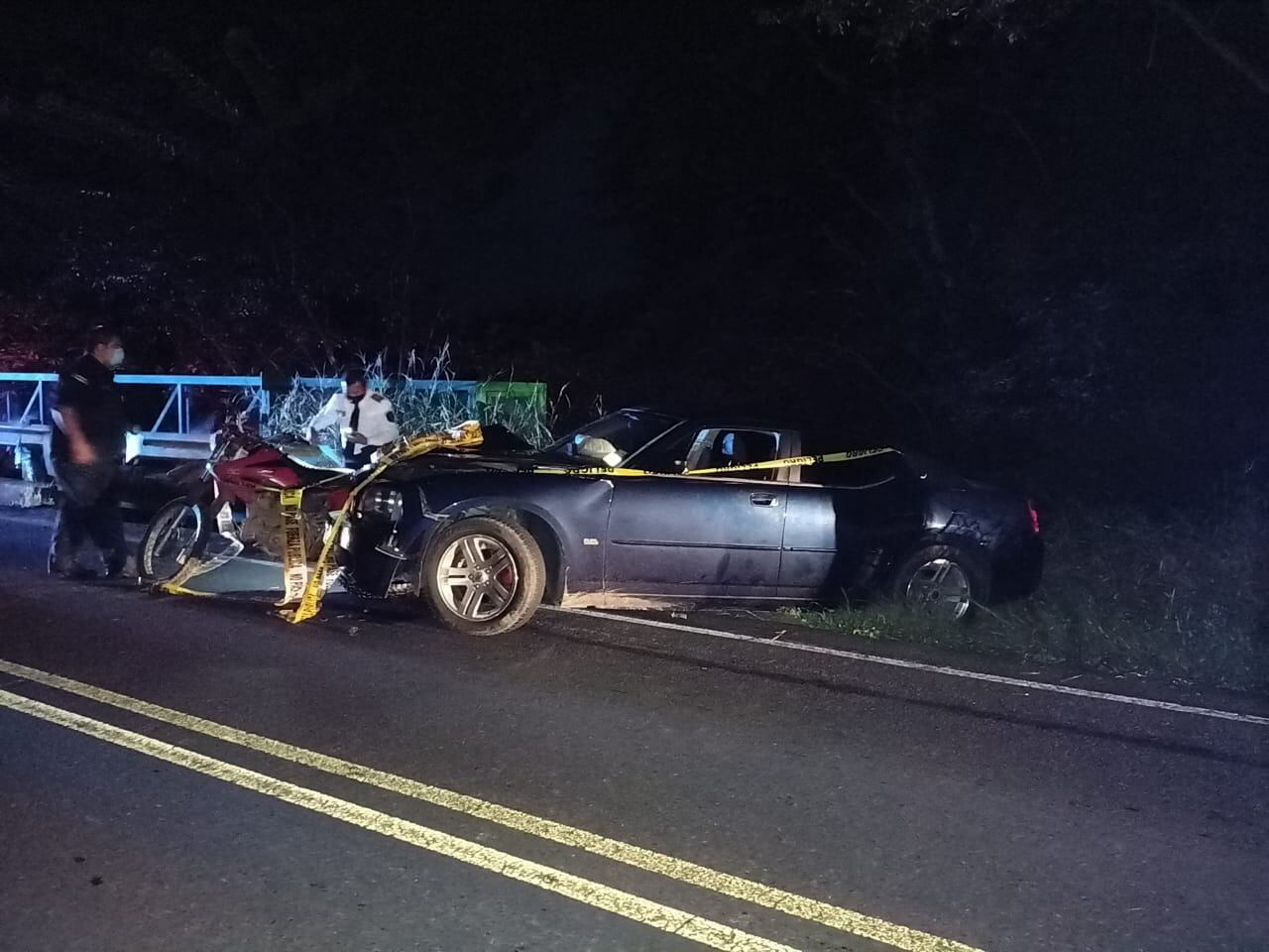 Padre e hijo de 13 años fallecen cuando la moto en la que viajaban es chocada por detrás por carro. Foto cortesía.