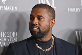 (Videos) Kanye West firma bandera de Costa Rica a fan tico ante 40 mil personas y esta es su historia
