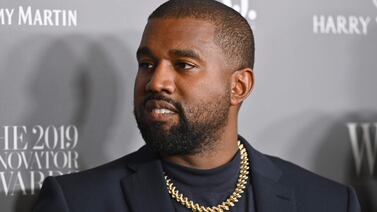 ¿Quién es Bianca Censori, esposa de Kanye West, y por qué posó casi desnuda en los Grammy?