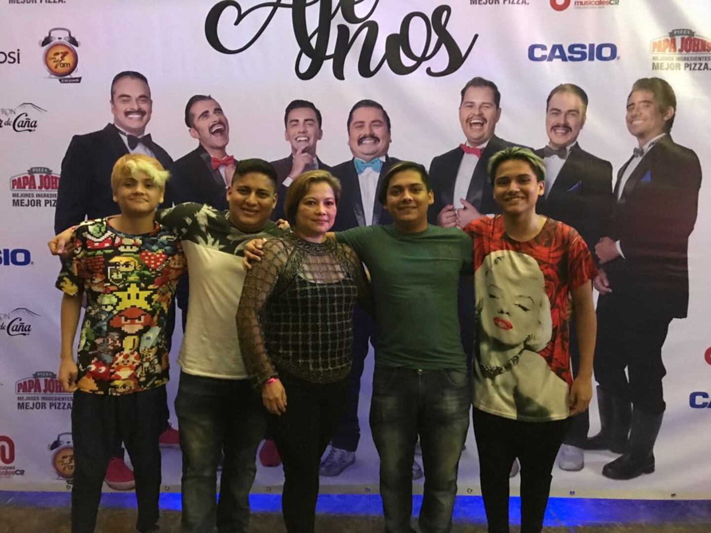 LuisGa Loría, vocalista de Los Ajenos,, y sus familia.