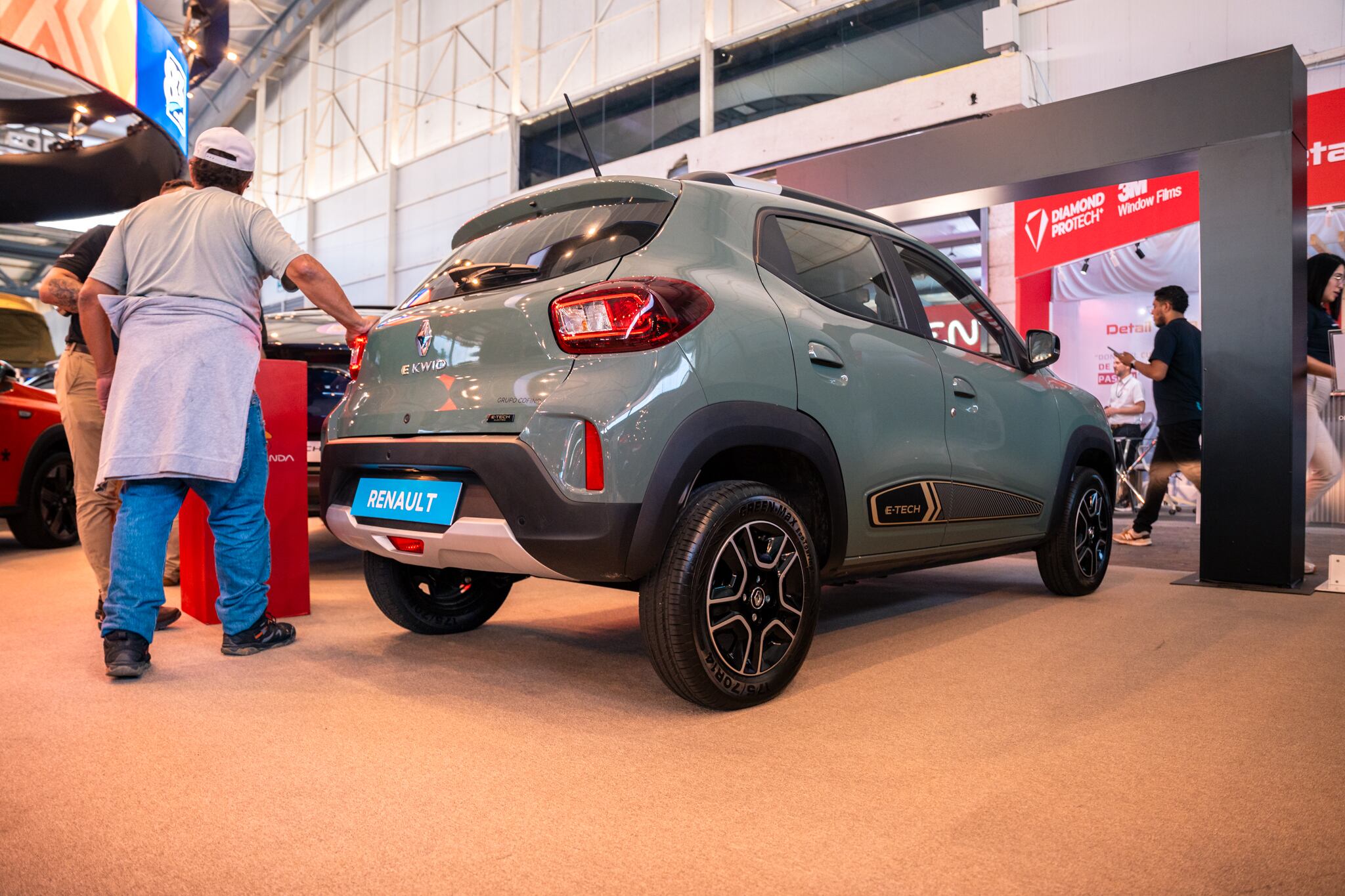 Renault eléctrico, es el KWID-E-TECH el cual nos sedujo porque lo están vendiendo en 16 mil dólares, eso son 8 millones de colones.