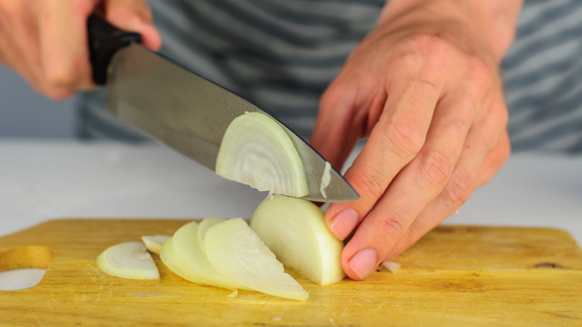 Un cuchillo afilado, cortar despacio y ventilar el espacio son claves para evitar lágrimas al cortar cebolla.