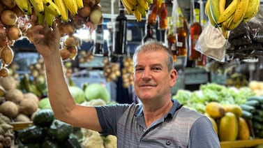 Vendedor del Mercado de Heredia guarda un “tesoro” en su puesto que sorprende a clientes