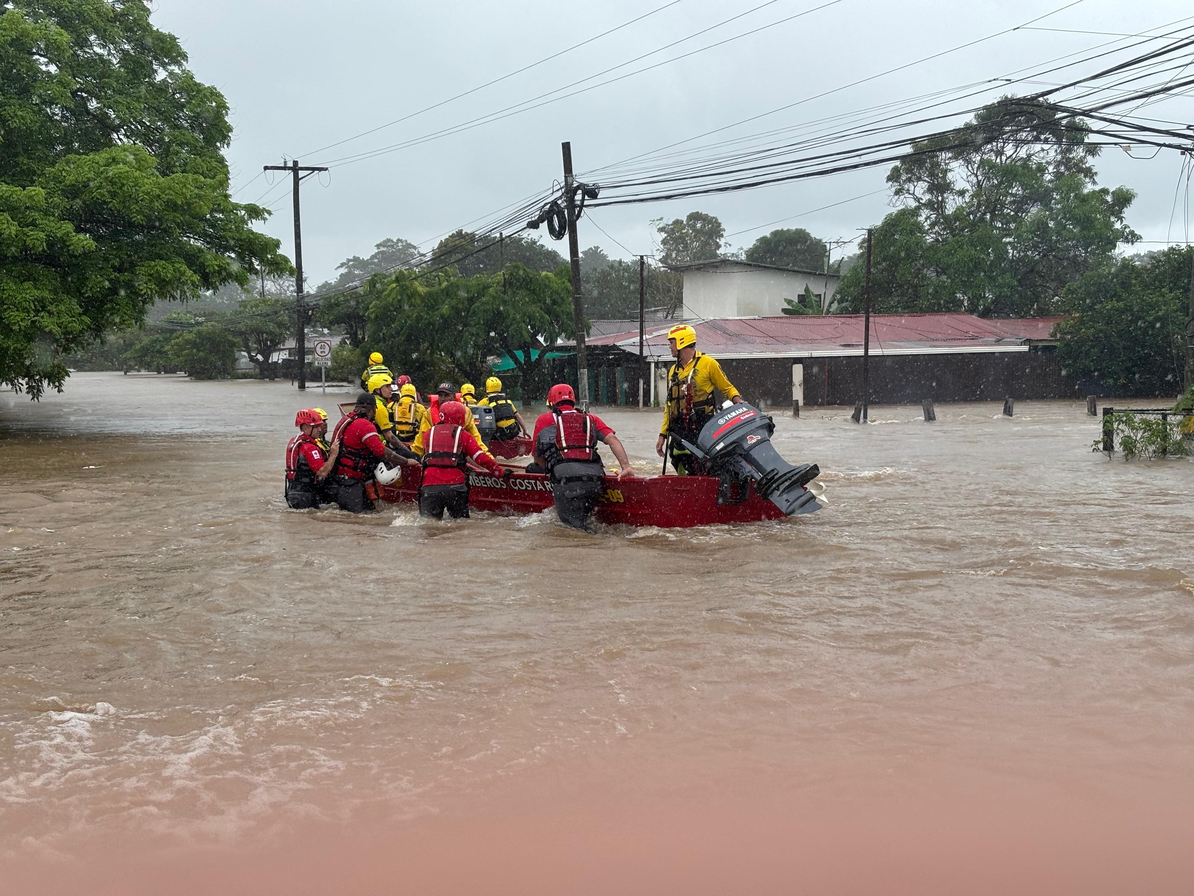 Casas con agua a más de un metro de altura y calles convertidas en ríos en Filadelfia de Carrillo, Guanacaste, evidencian los niveles récord de las lluvias caídas en el reciente temporal. Foto: Cruz Roja.