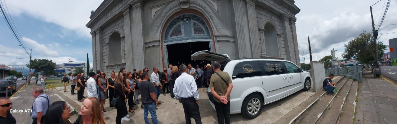 Familiares, amigos e integrantes de Marfil le dieron el último adiós a músico Roberto Moscoa