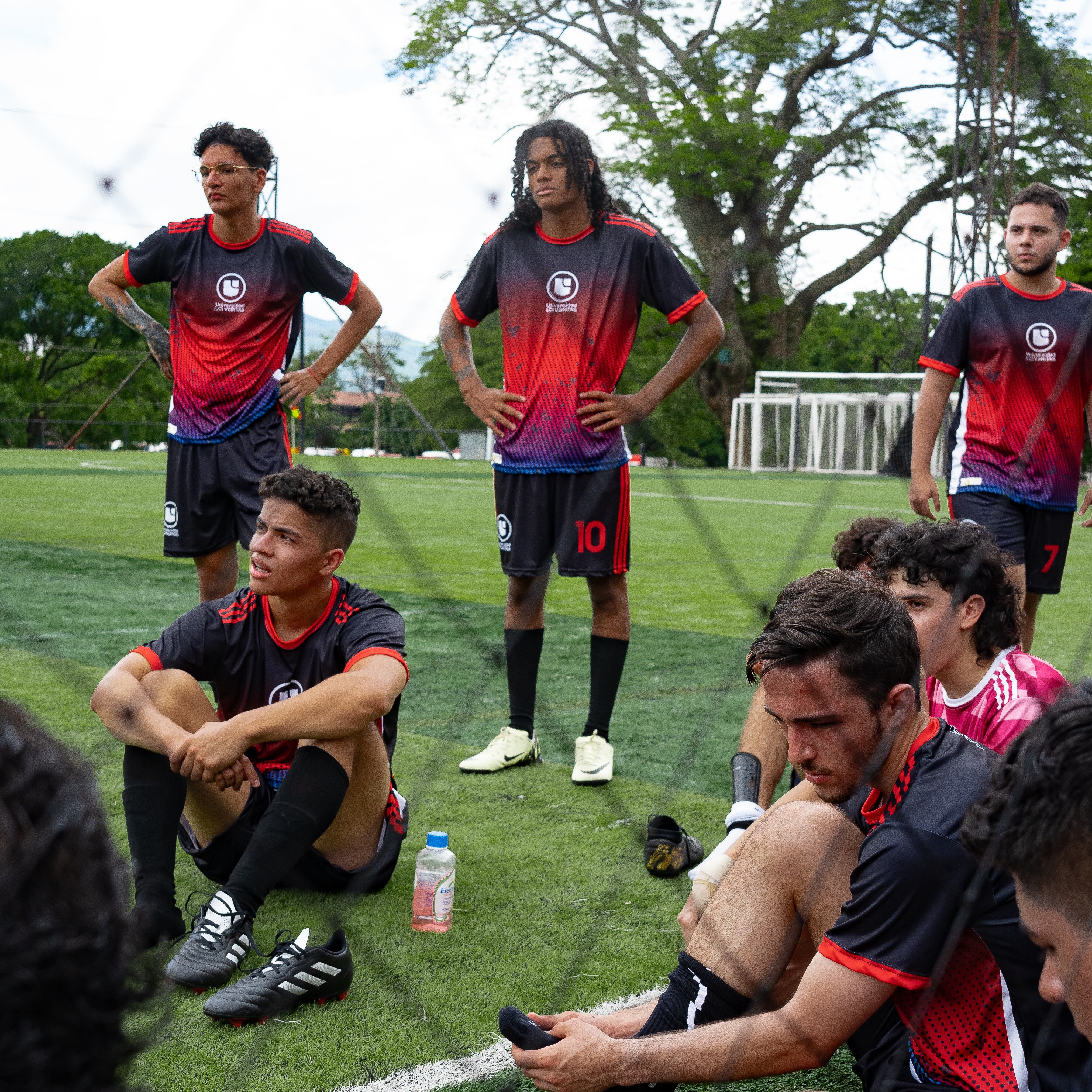 De izquierda a derecha, Daryl Monge, Saúl Morales, Xilon Parks, Alexandro Morera, Alejandro Jiménez, y Jean Carlo Zuñiga de LCI Veritas reflexionan en el medio tiempo de su encuentro contra Texas Tech.
