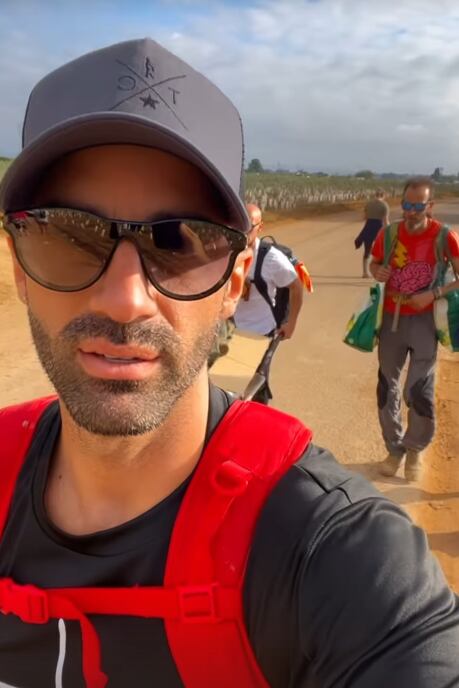 Toni Costa en Valencia, España, haciendo voluntariado tras los destrozos que dejó el paso de DANA.