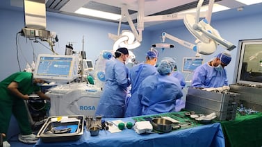 Cenare realiza primeras cirugías de rodilla con ayuda de un robot