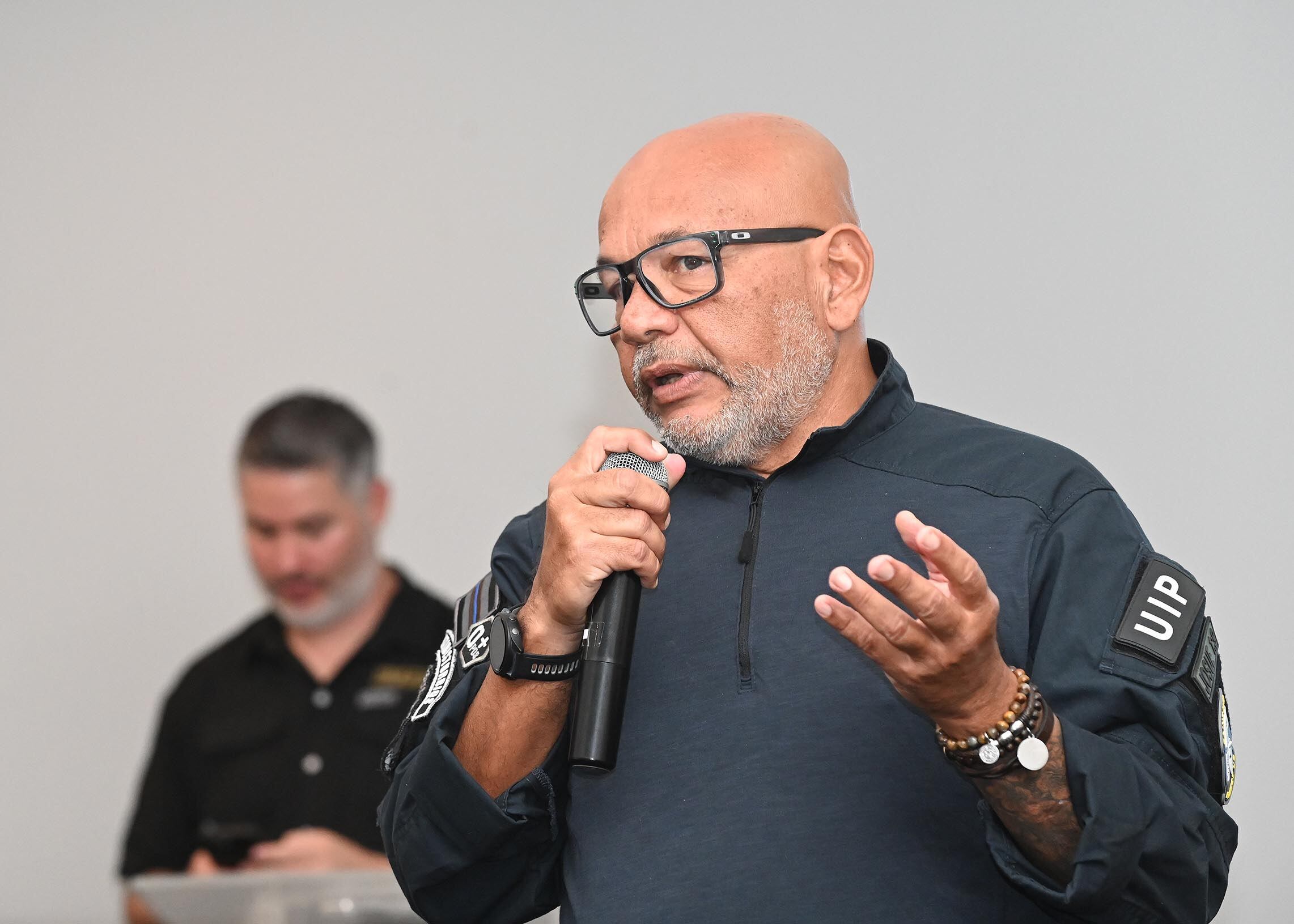 11 de marzo del 2025. Hotel Crowne Plaza. 14:00 hrs. Conferencia de prensa de la Unión Nacional de Fútbol (UNAFUT) para hablar acerca de la gobernanza y pirotecnia  en el fútbol nacional.  En la foto: Raúl Rivera de la Fuerza Pública dio un discurso acerca del uso de pirotecnia en la barras de fútbol. Foto: Albert Marín para la Teja.
