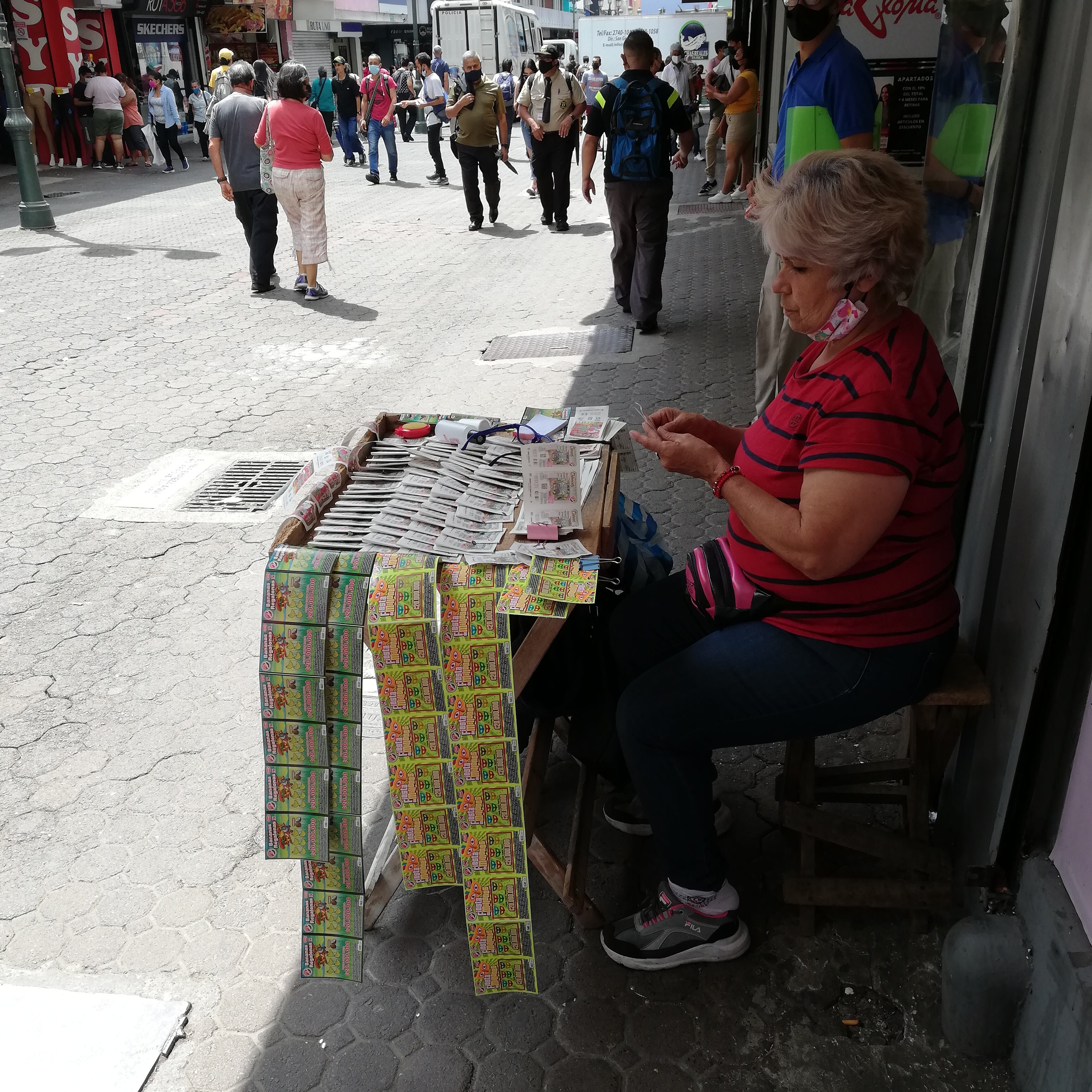 Cristina Ulloa, quien tiene más de 15 años de vender lotería en San José centro, confirma que para el Gordo Navideño 2021, el 19 y el 91, los vende como pan caliente.