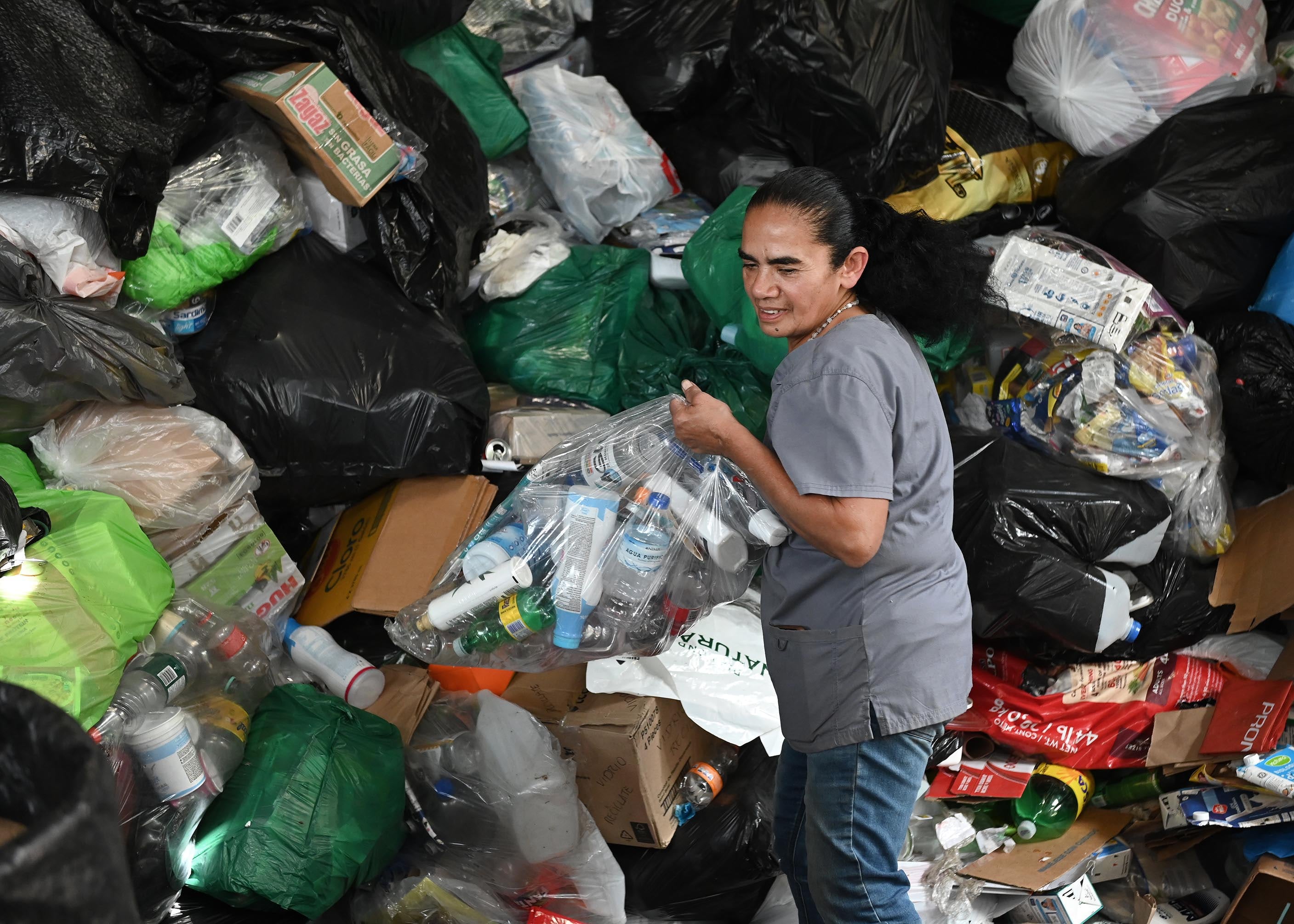 29 de abril del 2025. Tirrases de Curridabat. 14:00 hrs. Entrevisra a Patricia Savallos Ríos quién dirije una pequeña planta de reciclaje en Tirrases de Curridabat. Durante muchos años Savallos fue "buzo de la basura" en Río Azul pero debido al cierre del botadero decidió montar su propia empresa de reciclaje que cuenta con tres empleados en la actualidad. En la foto: Retratos de doña Patricia, asi como de Keyden Quirós empleado de la planta. Foto: Albert Marín para La Teja.