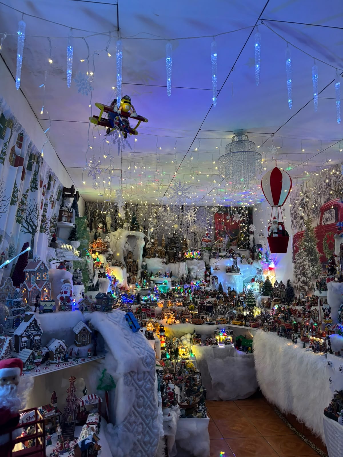 Doña Lorena Girón convirtió su casa en una enorme villa navideña con unas 600 casitas. Para ella la Navidad comenzó el 1 de agosto cuando inició la decoración que terminó de acomodar el pasado 8 de setiembre