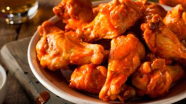 Hooters tiene varios puestos de empleo y piden requisitos muy sencillos