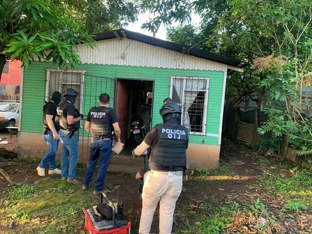 Los sospechosos fueron detenidos en barrio San Martín de Nicoya. Foto OIJ.