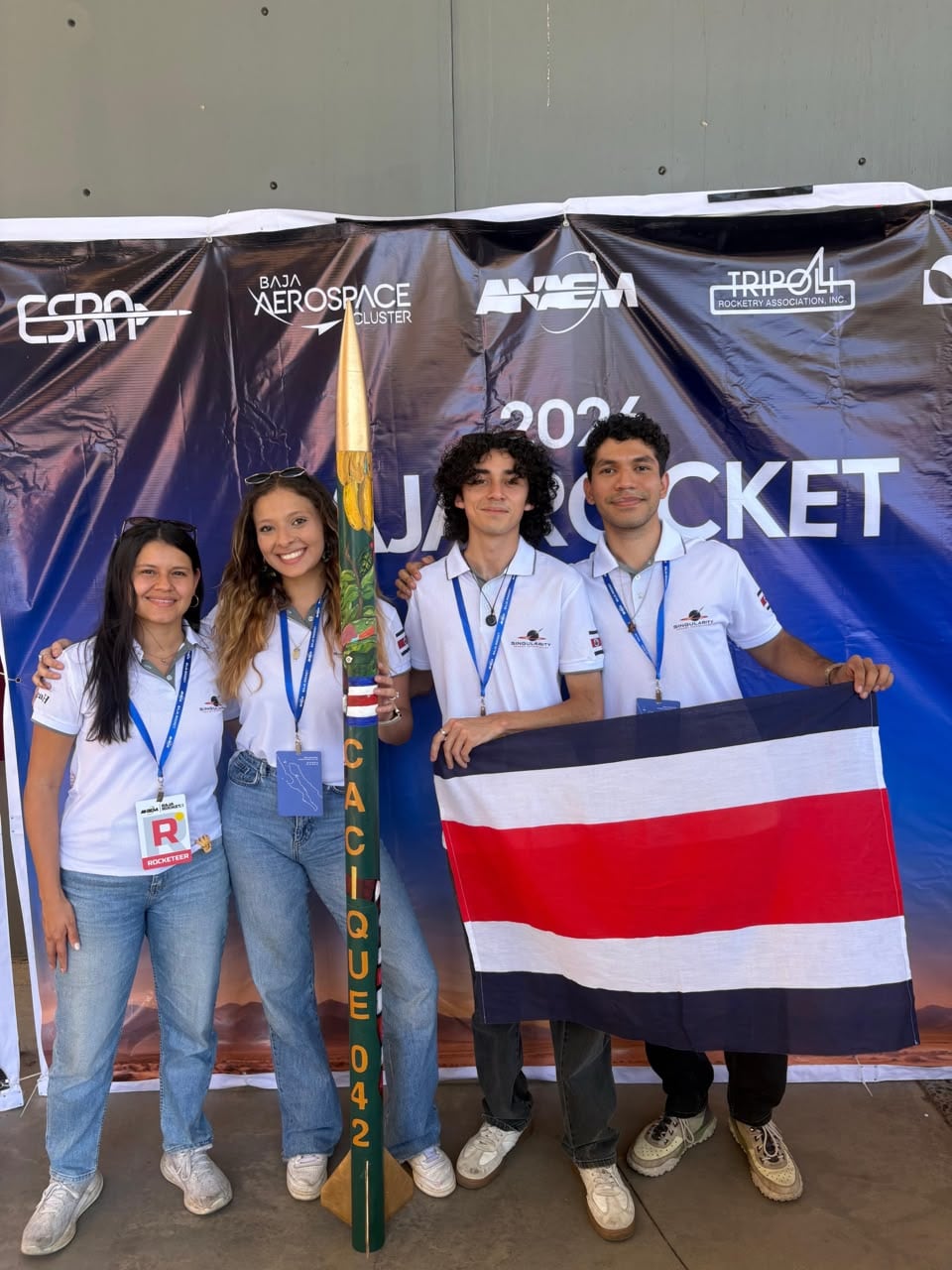 Singularity Rocket Technologies obtuvo el primer lugar en BAJA ROCKET Science 2026 en la categoría de 1km SRAD, en México. El proyecto también marca un precedente regional al competir con un motor fabricado en Costa Rica. En la foto, de izquierda a derecha: Karina Artavia Calvo, la profesora Andrea Hidalgo, Kendrik Palacios Campos y José Andrés Granados.