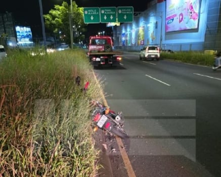 Un motociclista perdió la vida la noche de este miércoles 19 de agosto luego de sufrir un aparatoso accidente de tránsito en San Sebastián, San José, cerca del parque de La Paz. Foto: ANI