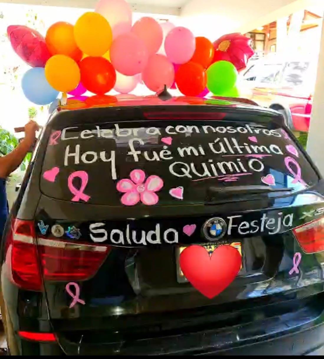 Daniel Montoya y su mamá Mariana Rosario Montoya en su última quimioterapia.