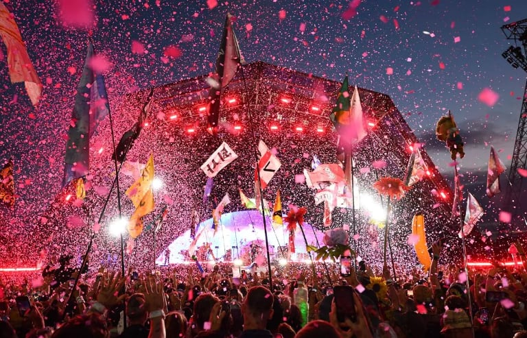 El actor Michael J Fox se robó el show durante la presentación de Coldplay en un festival en Inglaterra.