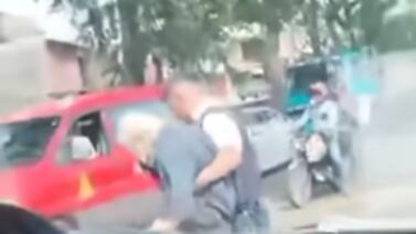 Oficial penitenciario ayudó a viejito que no podía cruzar la calle