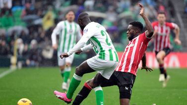 Guardalínea en juego de Liga de España sufre accidente y es trasladada al hospital llena de sangre