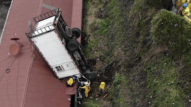 Trágico accidente en Santo Domingo de Heredia: vehículo cae sobre vivienda y deja un fallecido