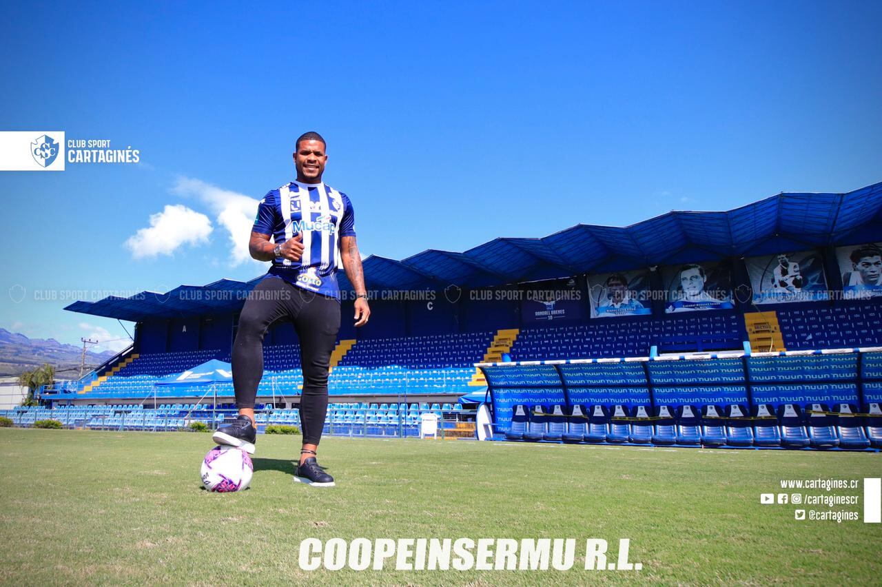 Román Torres, defensa panameño de Cartaginés