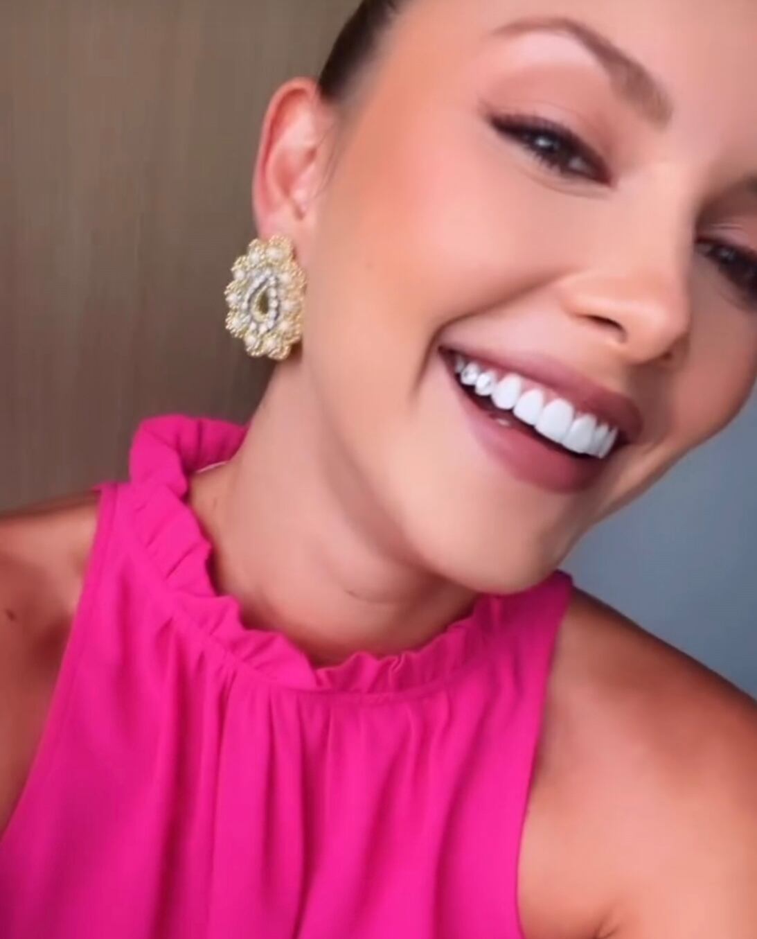 Lisbeth Valverde ahora anda perlas en los dientes como los famosos reguetoneros.