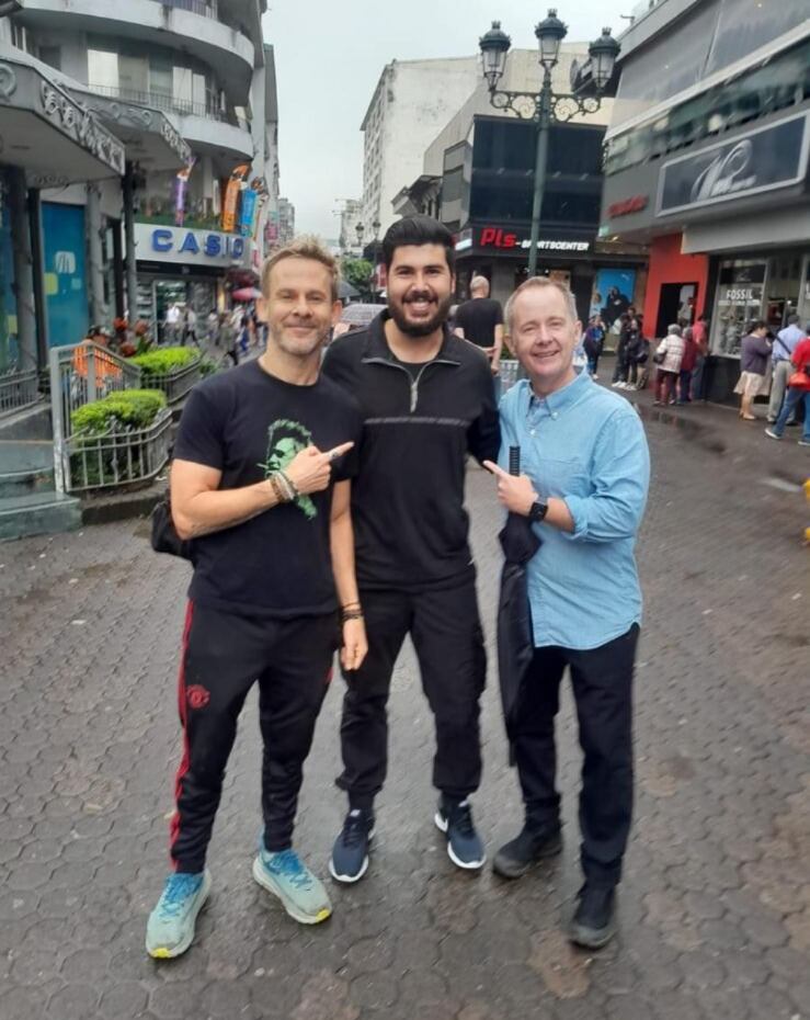 George Hernández, un fan de los actores interrumpió la grabación para pedir una foto