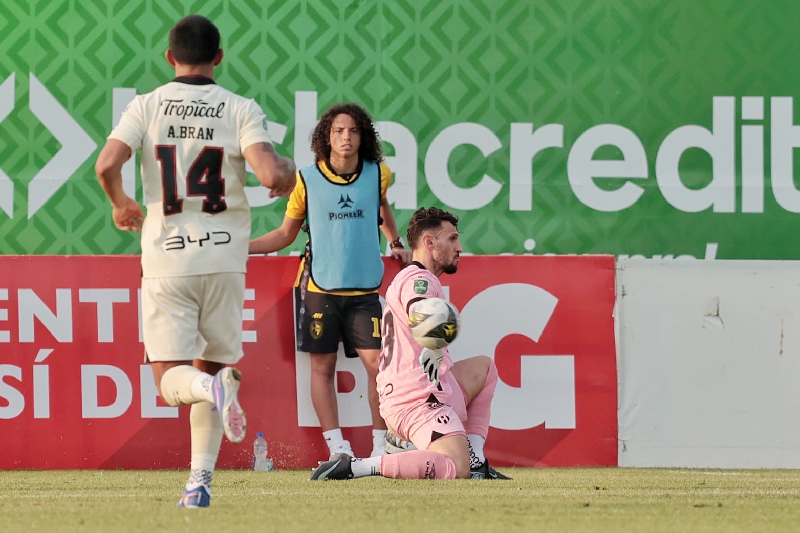 26/04/2026/ juego entre Municipal Liberia vs Liga Deportiva Alajuelense por la jornada 18 del torneo clausura en el estadio Edgardo Baltodano de Liberia / foto John Durán