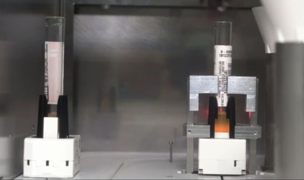 El hospital San Juan de Dios tiene un robot que se encarga de agilizar el sistema preanalítico de las muestras hormonales.