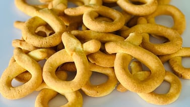 Aprenda a preparar unos ricos bizcochos de maíz y queso