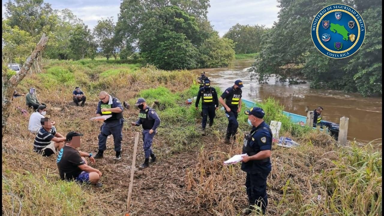 Fuerza Pública detiene a sujetos que regresaban ilegalmente de pescar en Nicaragua. foto MSP.