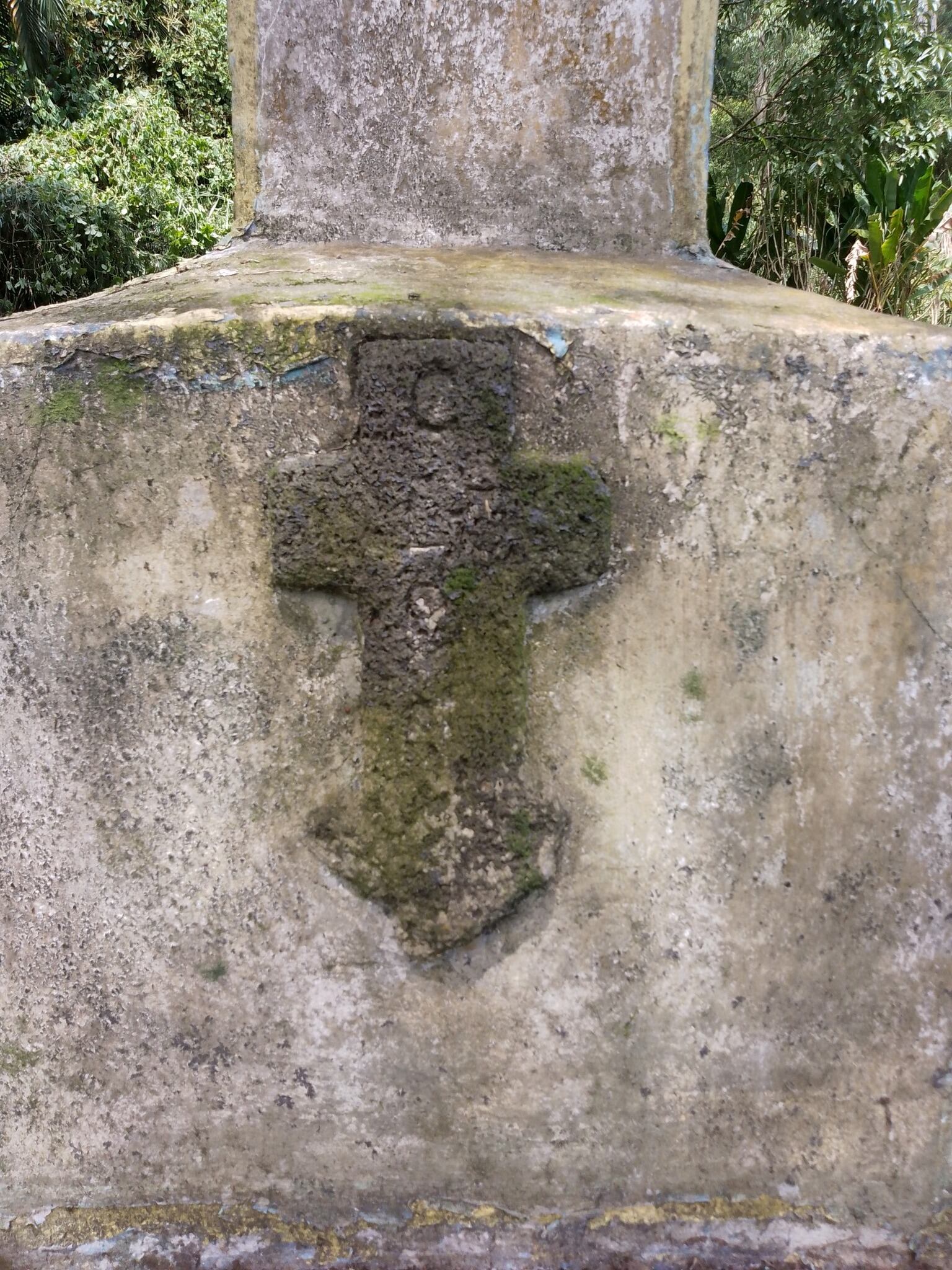 Don Marco Solano Moya vive en Paraíso de Cartago y desde hace varios años está en una guerra sin cuartel con el objetivo de salvar un cementerio en el cual hay más de mil personas enterradas desde la época colonial