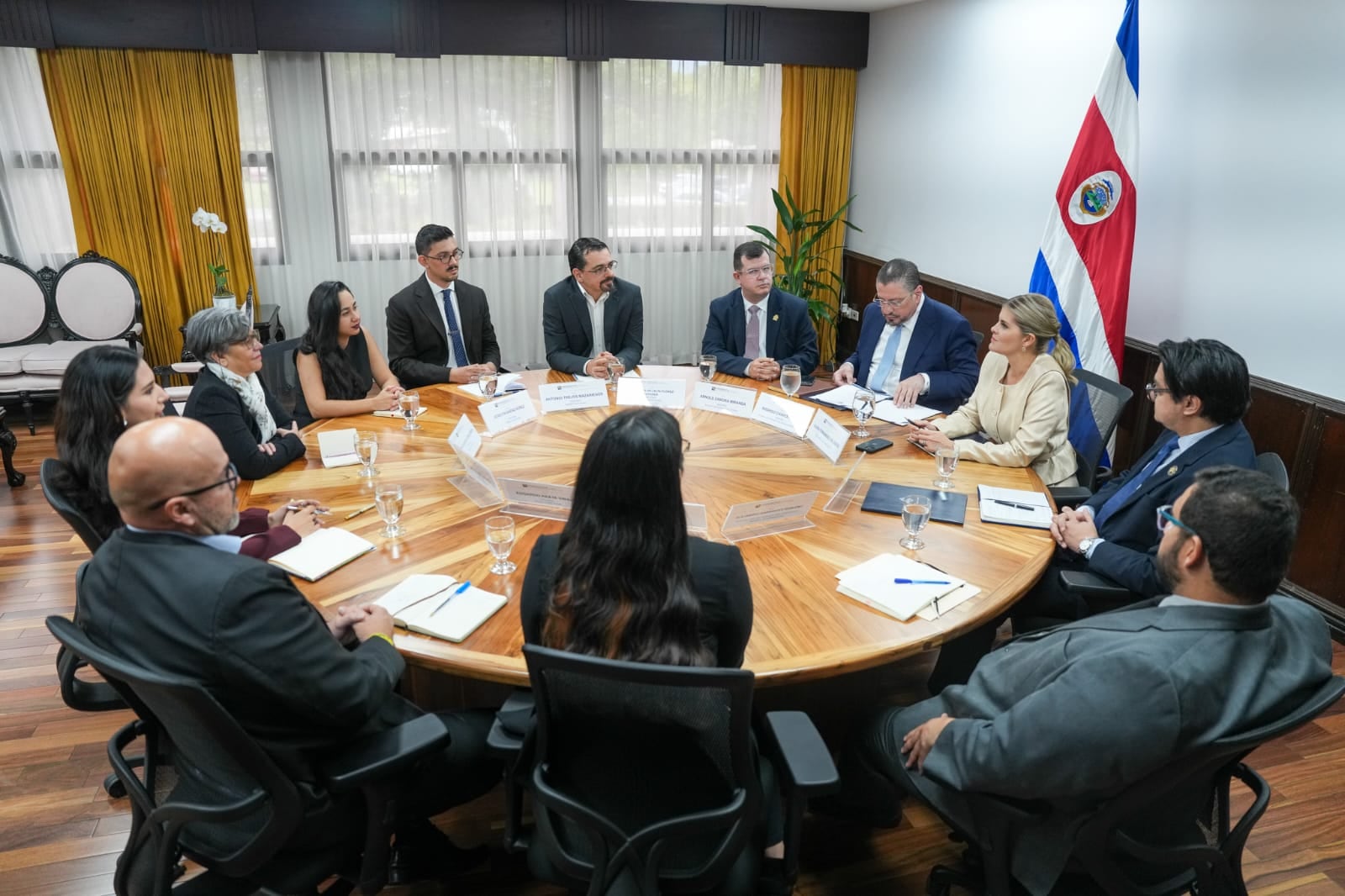Reunión de Laura Fernández con diputados de oposición