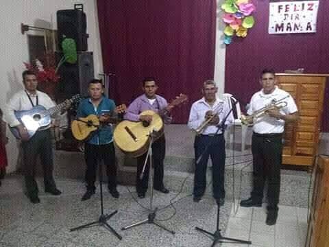 El nicaragüense Adán Castro llegó a Costa Rica en busca de un mejor futuro y hoy cambia el trabajo en construcción por el traje de charro para llevar música cristiana junto al Mariachi Manantial de Vida.