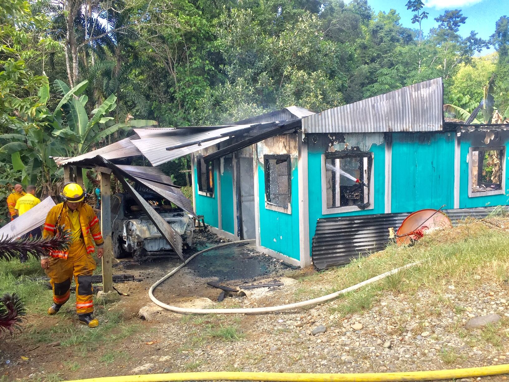 Incendio destruye casa en Limón. Foto Raúl Cascante.