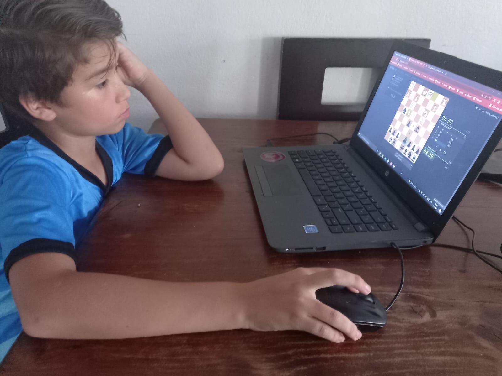 Matías Calderón es un joven de 12 años apasionado por el ajedrez y le da clases a sus compañeros de colegio. Cortesía.