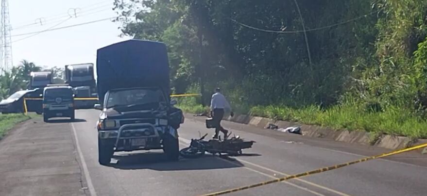 En San Rafael de Guatuso, zona norte del país, allí un hombre que manejaba una moto sufrió un choque contra un pick up y las lesiones le provocaron la muerte en el sitio. Foto: Guatuso 24/7