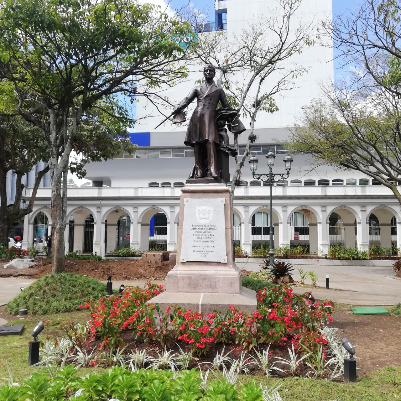 El monumento de nuestro primer jefe de Estado y benemérito de la patria, Juan Mora Fernández, ya volvió al lugar a donde fue colocada originalmente en 1921, para la celebración de los primeros cien años de vida independiente: frente a la entrada principal del Teatro Nacional
